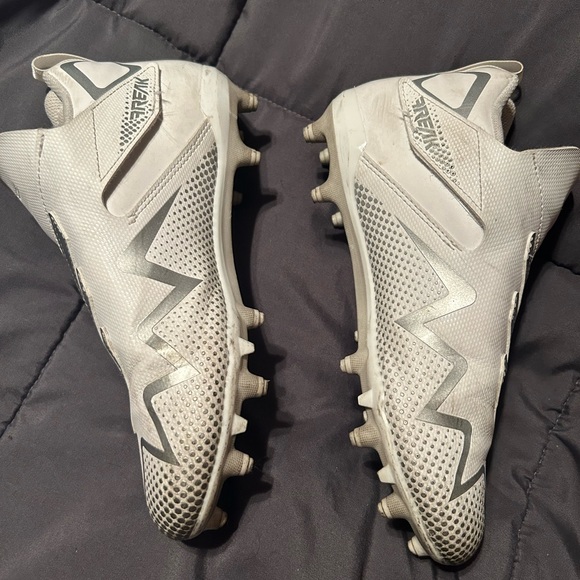 Boys size 4 Nike cleats.  These were only used on turf field - Picture 3 of 5